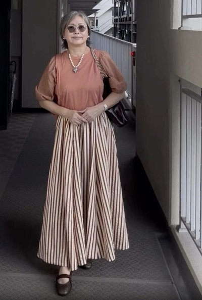 パールネックレスとサングラスで仕上げたスタイル