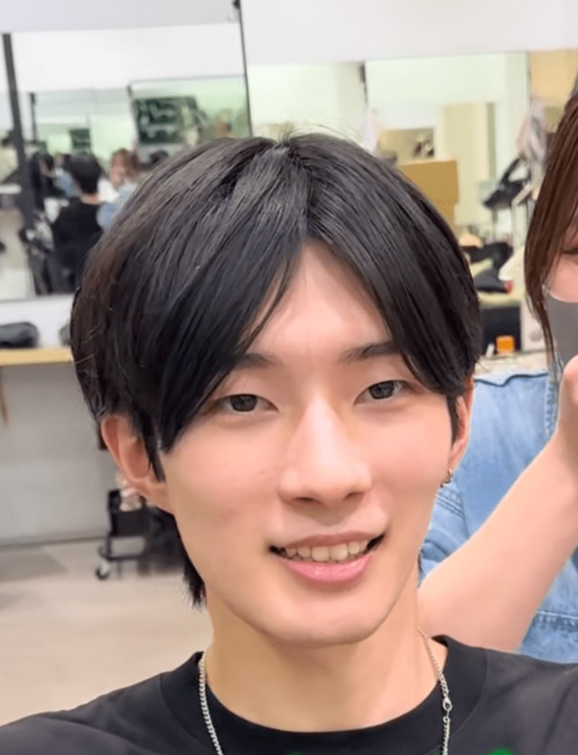 【変身】「韓国アイドルみたいになりたい」とオーダーした男性　毛流れを意識したセンターパートで爽やかにイメチェン！