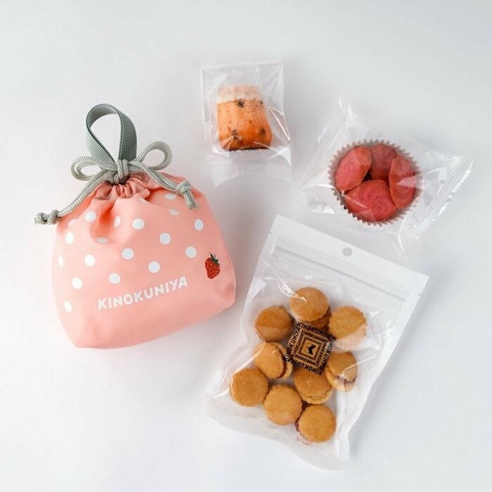 バッグのサイズは約タテ20×ヨコ18×マチ6cm（持ち手含む）