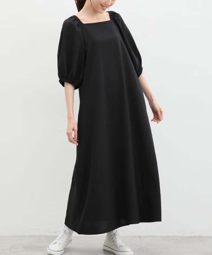 スクエアネックでデコルテをきれいに見せてくれるワンピース