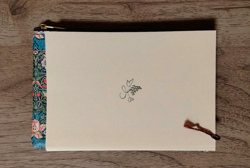 筆者撮影（セリア、フラットポーチ ウィリアム・モリスデザイン）