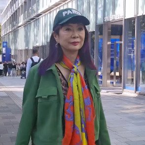 【70歳マダム】レオパード柄ワンピが主役の「カラーコーデ」！差し色で華やかな姿に「素敵！」の声集まる