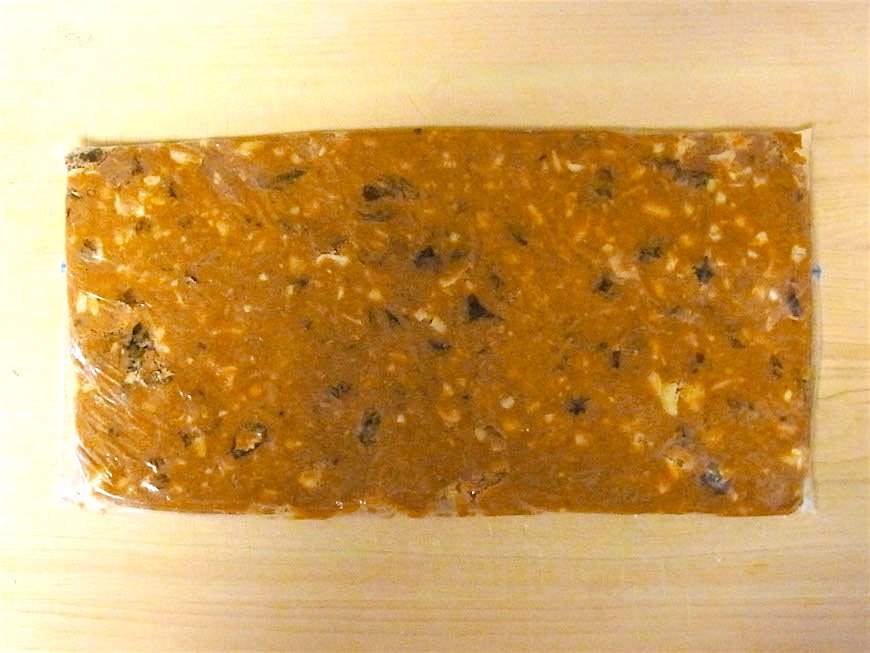 ハチミツを入れてよく揉み込み、粉っぽさがなくなったら綿棒で平たくして冷蔵庫へ