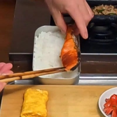 父が作る「しゃけ弁当」が最高すぎる　ご飯の上に鮭の切り身やおかずをのせた「のっけ弁」がたまらない…