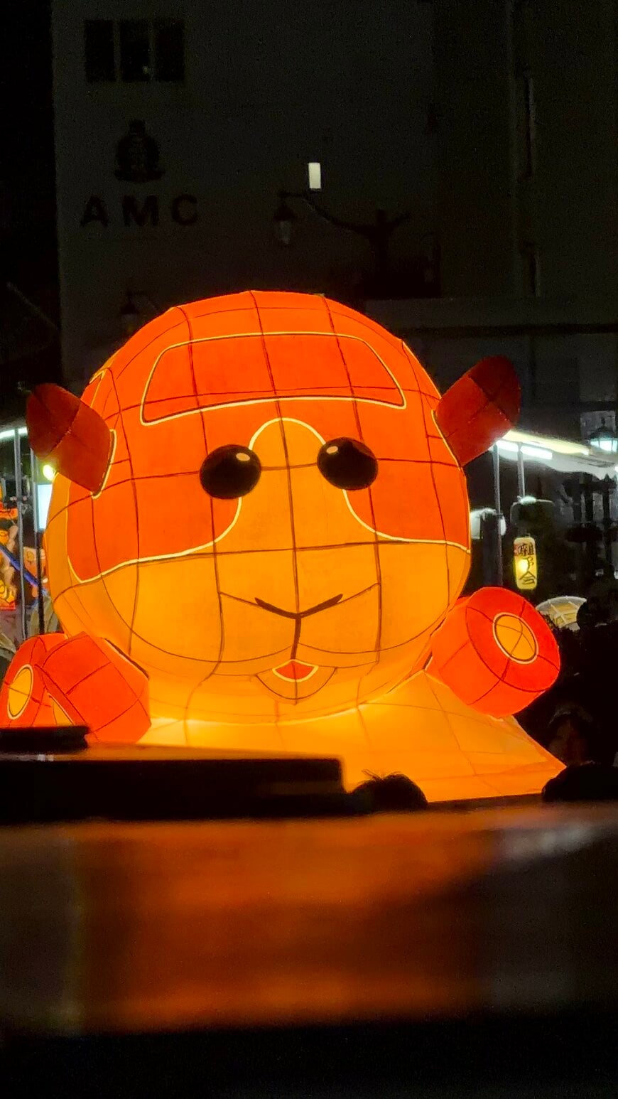 優しく光る「モルカーねぶた」
