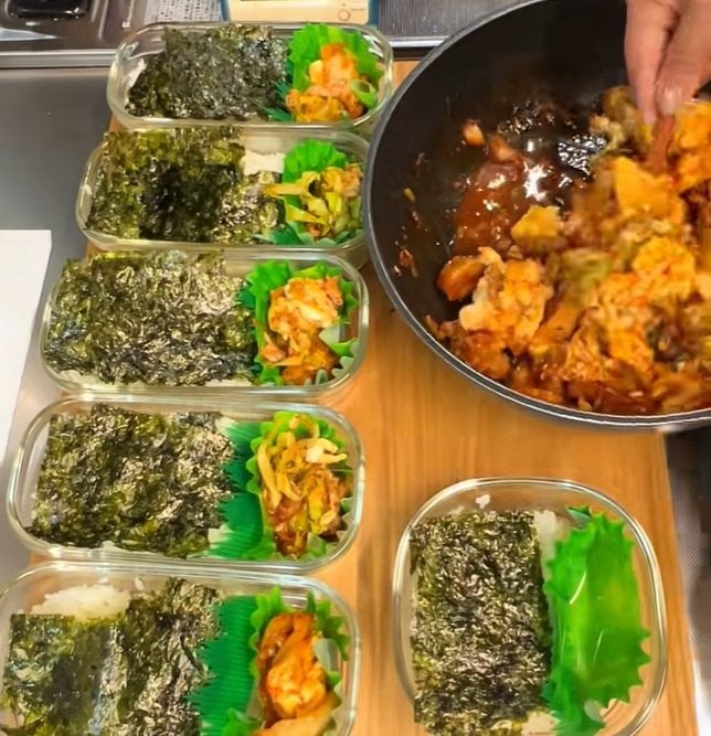 「しましまソースがポイント」やる気30％で作る〈豚キムチ弁当〉が想像以上のボリューム！のり弁スタイルでごはんが進みそう