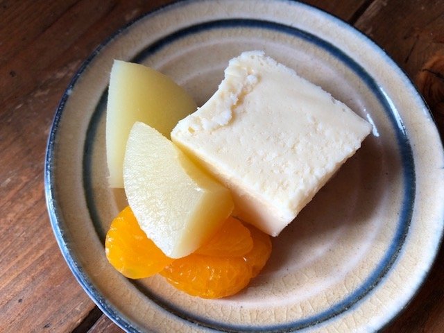 『リッチチーズケーキ』にフルーツ添えても…（筆者撮影）