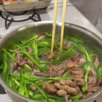 【家族へのお弁当】メインの青椒肉絲のほかウインナーや卵焼きなどの定番おかずもギュッと詰まったボリューム満点のお弁当が完成！　お腹いっぱい食べられそう