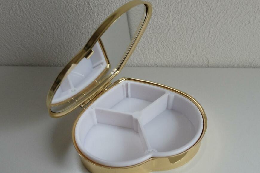 ダイソー「ミラー付きミニケース、ハートB(ティンカー・ベル)」