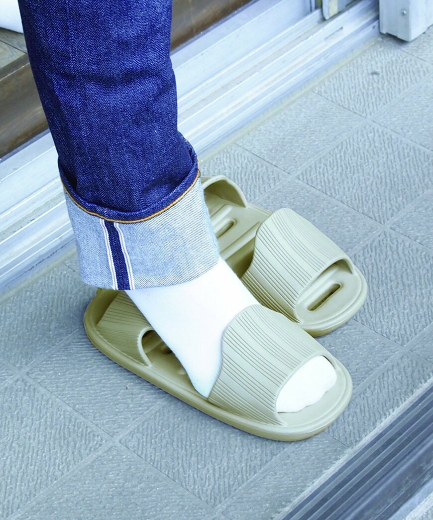 3COINS公式　両履き軽量スリッパ