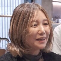 毛先の癖や傷みに悩むミディアム女性が「プロのお任せ」→癖を活かしたおしゃれな〈ミニボブスタイル〉に「気に入った！」と満足