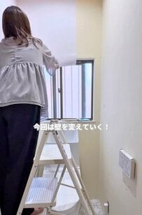 【DIY術】トイレの白い壁に壁紙シートとモールディングを貼り、腰壁風にアレンジ。空間にアクセントを加えて印象を変える工夫