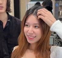 【大変身】髪色が“プリン”になってきてしまった女性がダブルカラーで綺麗なグレージュ色に！「めっちゃいい感じです」と大満足！