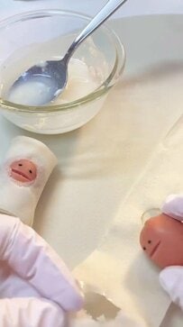 【焼肉ペッパーライス弁当】高校生の息子に作る「春巻きの皮に巻かれたソーセー人」がキュート！