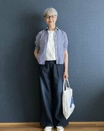 【70代マダム】“UNIQLOブラウス×CONVERSE”夏の青コーデがおしゃれ！「最高に可愛い」の声も