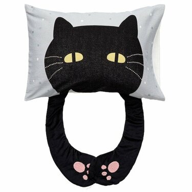 猫ちゃんが「だーれだ？」してくれる!? ニトリ〈デコネコ枕カバー〉に