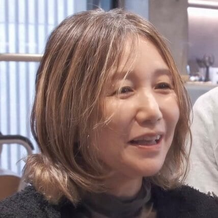 毛先の癖や傷みに悩むミディアム女性が「プロのお任せ」→癖を活かしたおしゃれな〈ミニボブスタイル〉に「気に入った！」と満足