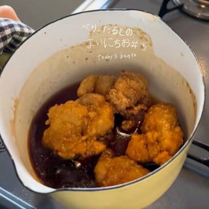 【夫弁当】ふわふわ卵の上にどーん！冷凍唐揚げを甘辛タレで味付けした「てりたま唐揚げ丼弁当」が美味しそう！