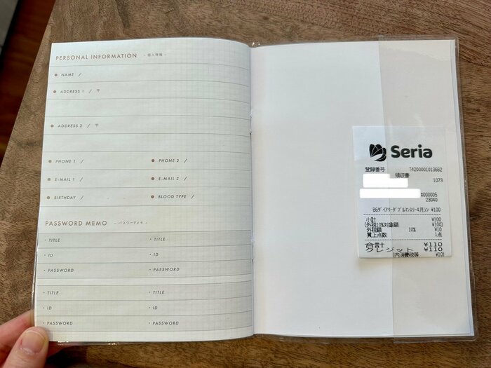 カバーは、汚れ防止だけでなく、その日に使用したレシートなんかをちょっと挟んでおくのにも便利