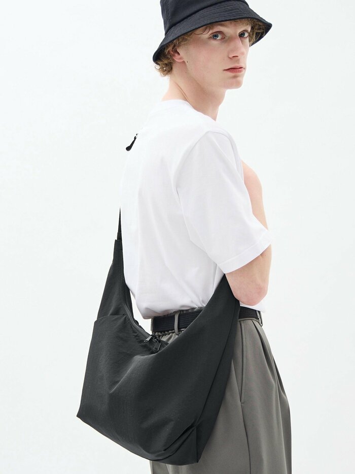 GU公式　ソフトナイロンクロスボディバッグ