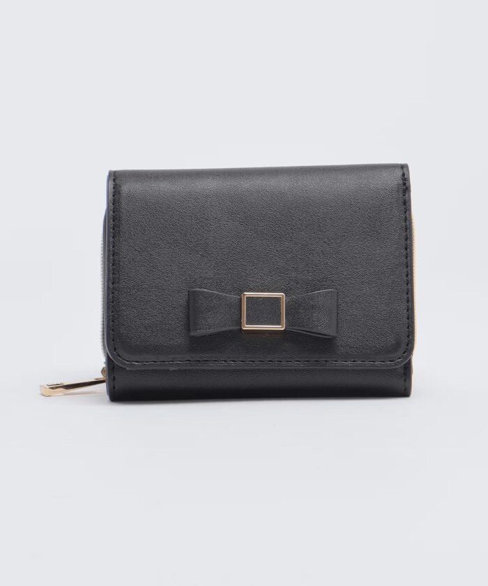 持ち歩きやすいコンパクトフォルムの三つ折りタイプ