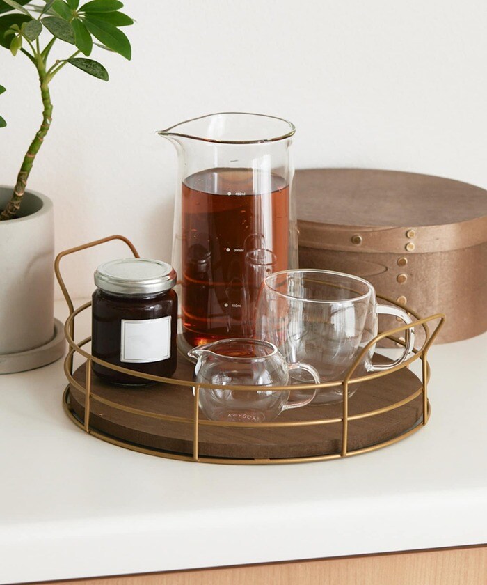 木製とゴールドの組み合わせがお洒落なラウンドトレイ