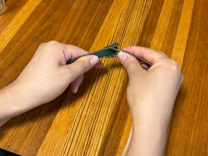 先割れスプーンとナイフに力を加えたところ