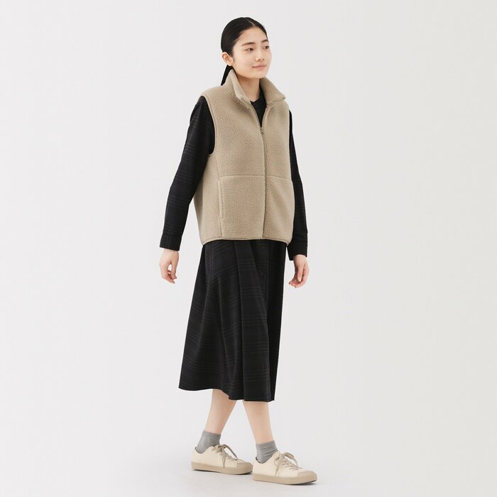 シャツやワンピースの上に重ねておしゃれなレイヤードスタイルを楽しめます