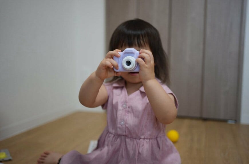 娘の3歳の誕生日に「トイカメラ」をプレゼント　娘が撮影した1枚に「10年後、この画像みて号泣する自信しかない」