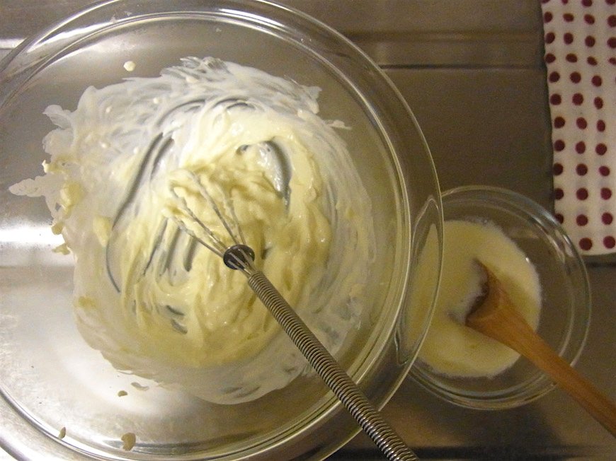 とにかくよく混ぜる。小さい泡立て器があると便利