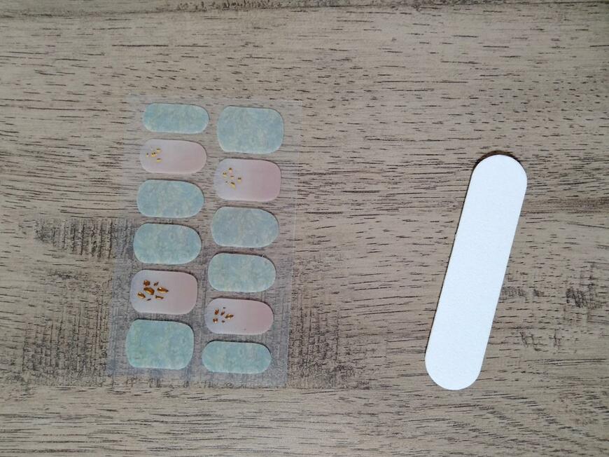 筆者撮影（キャンドゥ・モリスネイルシール ハンド ヤグルマギク）