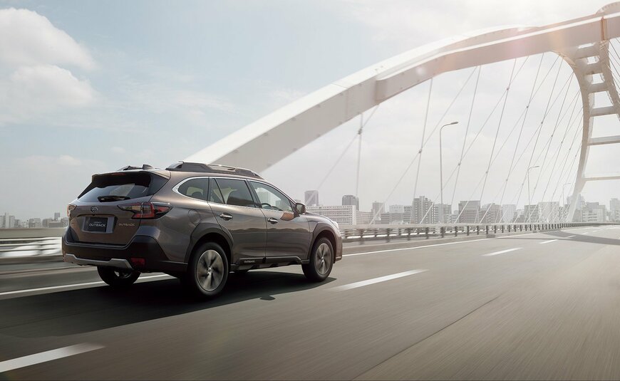 出所：SUBARU「LEGACY / OUTBACK 2021.10 OUTBACK（レガシィ7代目／アウトバック6代目）202110 OUTBACK走りイメージ（写真は Limited EX。本革シート（ナッパレザー）［タン/オレンジステッチ］、サンルーフはメーカー装着オプション）」