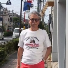 【73歳イケオジ】ユニクロTシャツが主役の「大人カジュアルコーデ」！遊び心あふれる着こなし