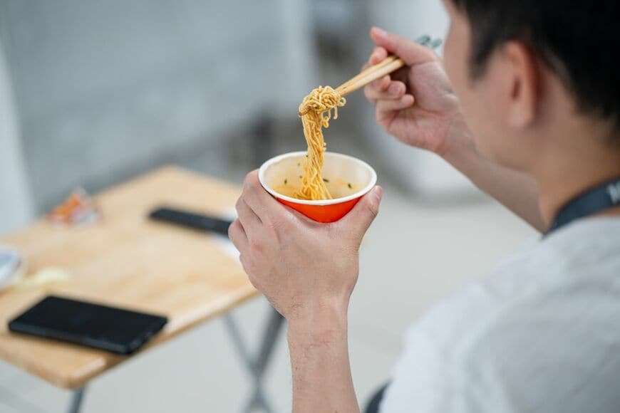 「凄麺 佐野ラーメン」を高橋英樹がアレンジ！蓋押さえに包丁とハサミで「おもろ～」の声