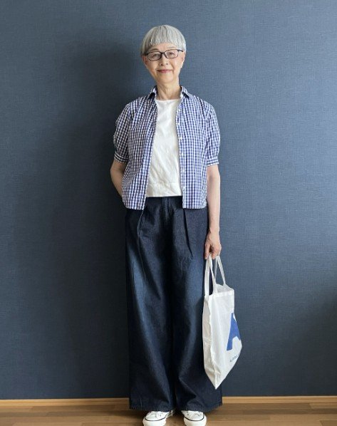 【70代マダム】“UNIQLOブラウス×CONVERSE”夏の青コーデがおしゃれ！「最高に可愛い」の声も