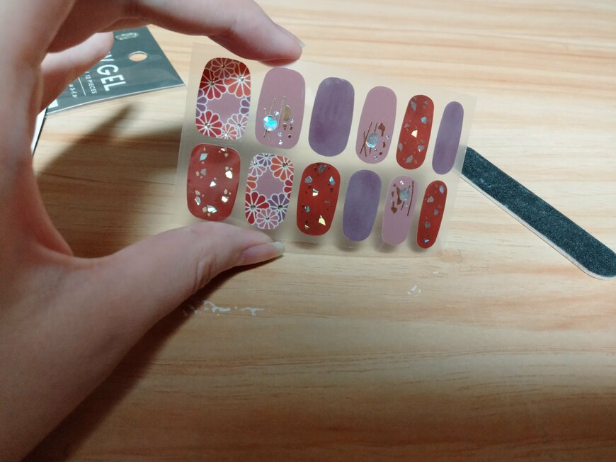 出所：筆者撮影（キャンドゥ、UVジェルネイルシール）