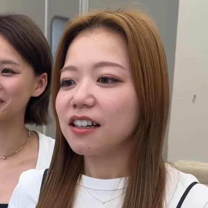 半年間悩み…ロングヘアの女性がミディアムまでばっさりカット。軽やかなスタイルに「いい感じです」と笑顔
