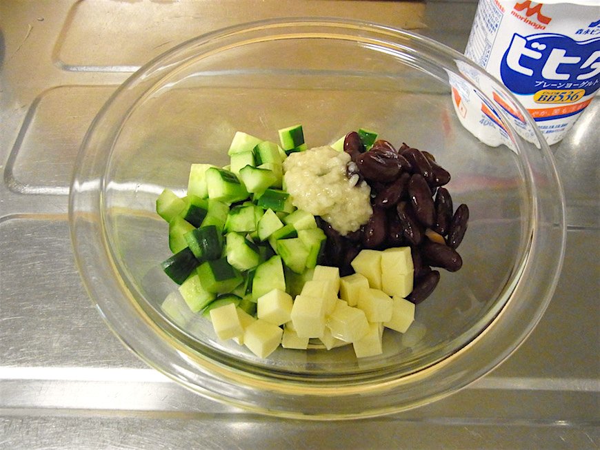 きゅうりとプロセスチーズに赤インゲン豆をボウルに入れる