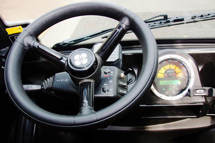 ハンドルはトラックのようにかなり寝た角度になっていて、スイッチ類もシンプル