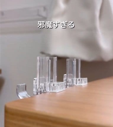 「参考になります！」セリアの〈かもいフック〉→逆さに付けるだけで〈出っ張りゼロのスマート収納〉に大変身！