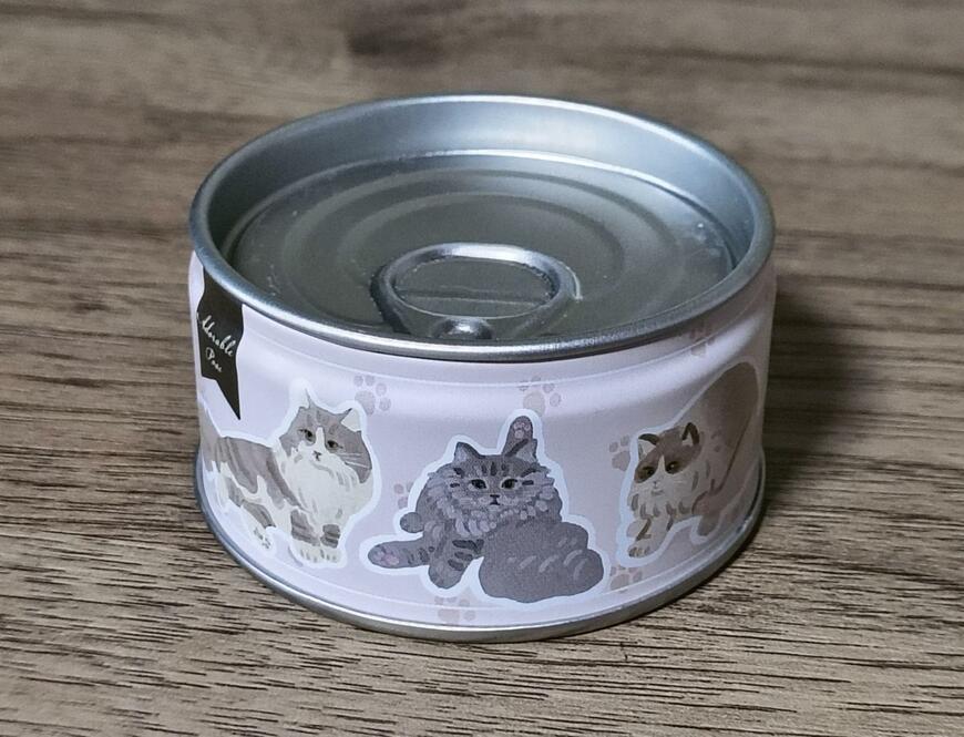 筆者撮影（セリア、缶詰型ケース ねこ）