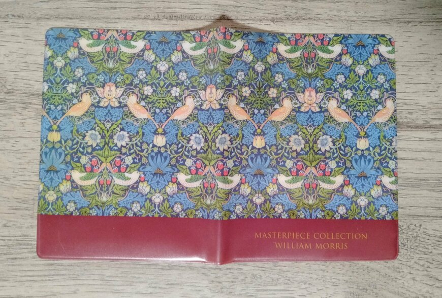 筆者撮影（セリア、カードケース ウィリアム・モリス）