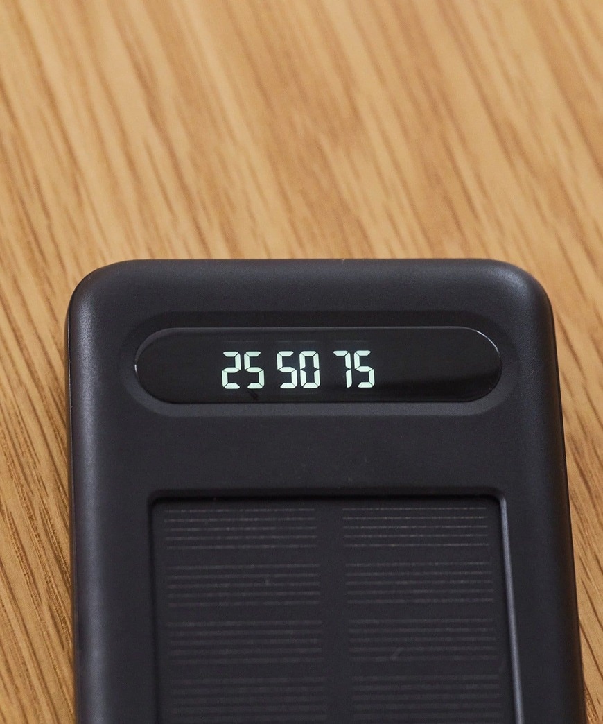 出所：3COINS公式　ソーラー充電モバイルバッテリー／SOBAN