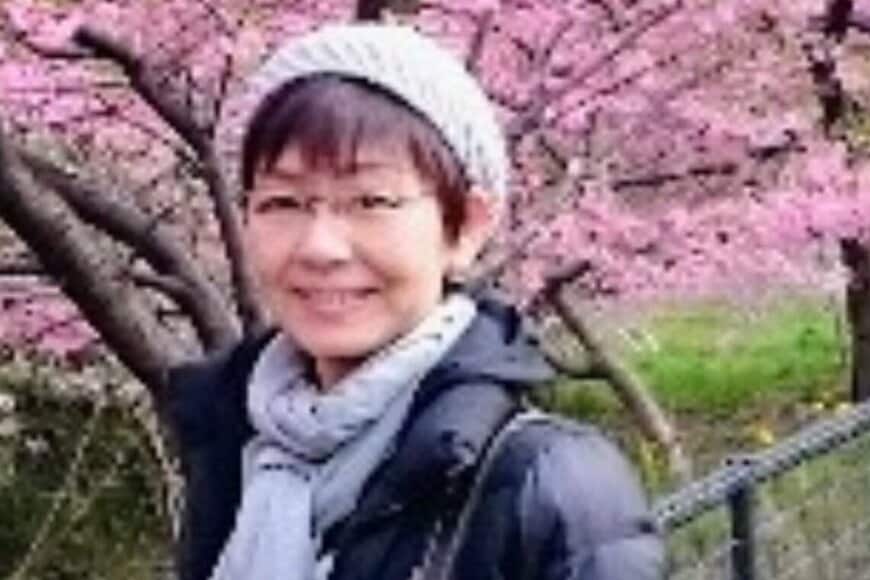 自然な笑顔を見せる50代女性　11年後に撮影された姿に「断然今の方が若々しい」