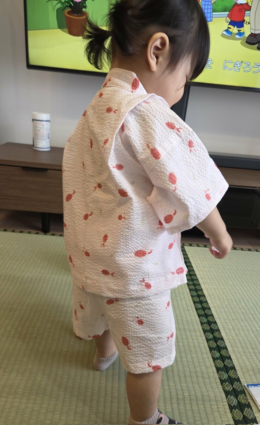 甚平を着た女の子の後ろ姿