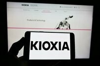 キオクシアホールディングス（285A）、2027年3月期1Qの営業利益1兆2,700億円。1カ月で4割振れた株価に何を見るか