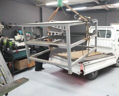 「マジですごい」空き家の残置物〈鉄の作業台〉→可動式の〈高見えワークテーブル〉に大変身！思わず見惚れるリメイク術