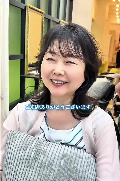 鎖骨あたりの長さに整えた、外ハネのミディアム