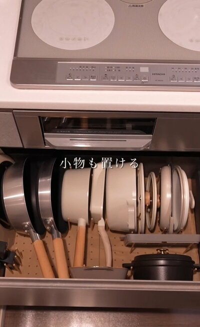 鍋・フライパンだけでなく蓋や小物も自立して収納できるようになった引き出し