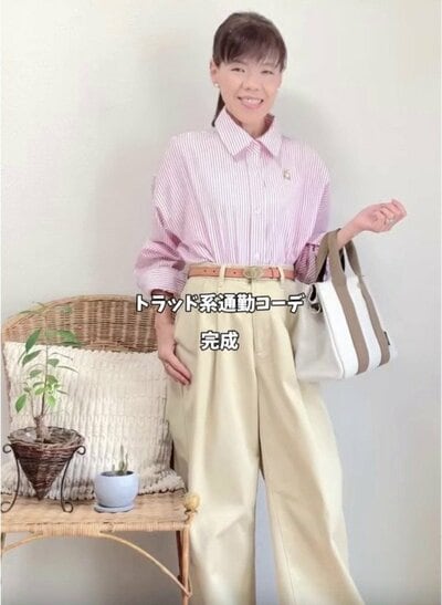 ピンクのストライプシャツで作るトラッド系通勤コーデ